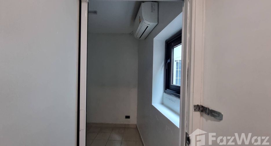 Condo en alquiler de 3 habitaciones en Yan Nawa, Bangkok