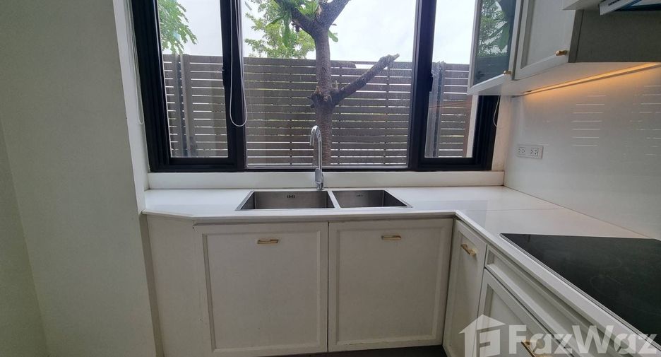 Condo en alquiler de 3 habitaciones en Yan Nawa, Bangkok