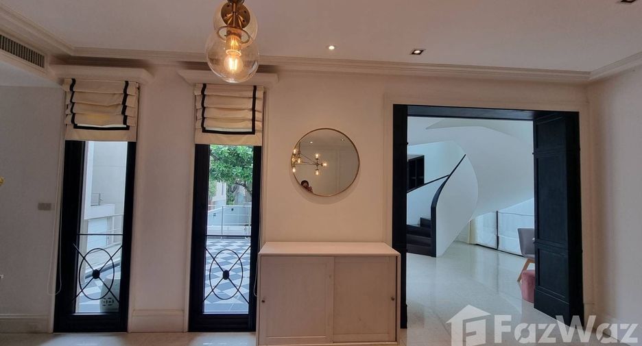 Condo en alquiler de 3 habitaciones en Yan Nawa, Bangkok