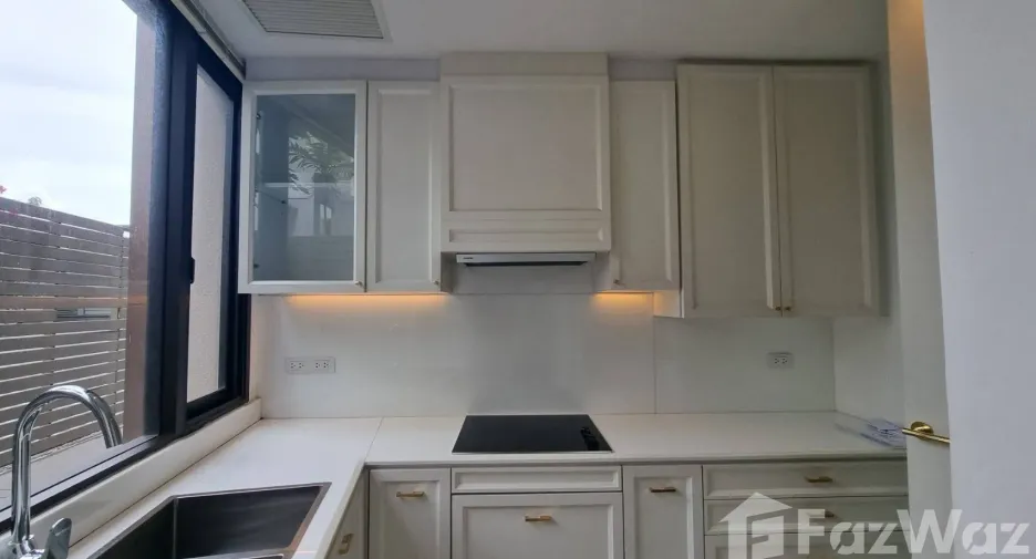 Condo en alquiler de 3 habitaciones en Yan Nawa, Bangkok