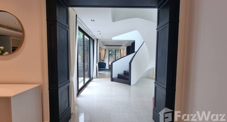 Condo en alquiler de 3 habitaciones en Yan Nawa, Bangkok