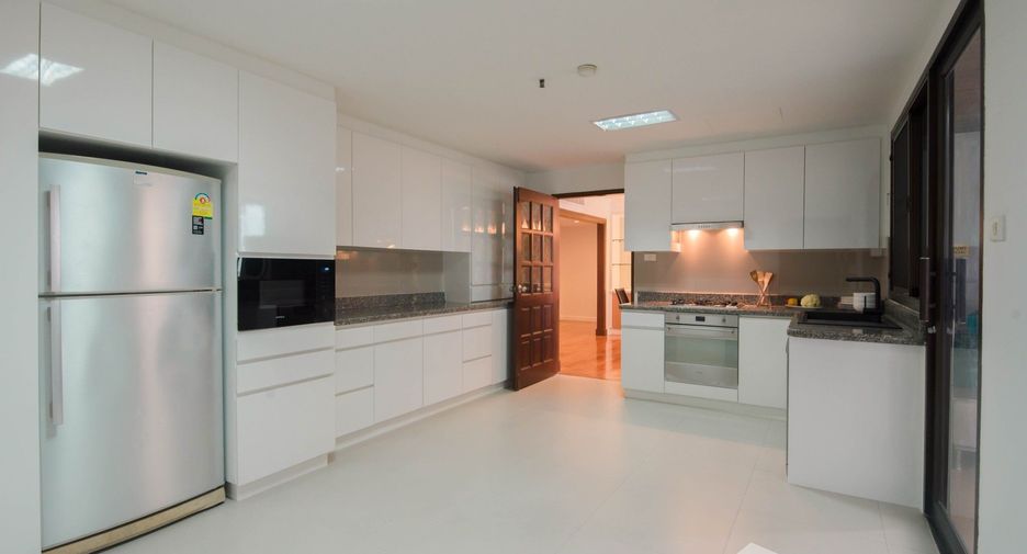 Apartamento en alquiler de 3 habitaciones en Khlong Toei, Bangkok