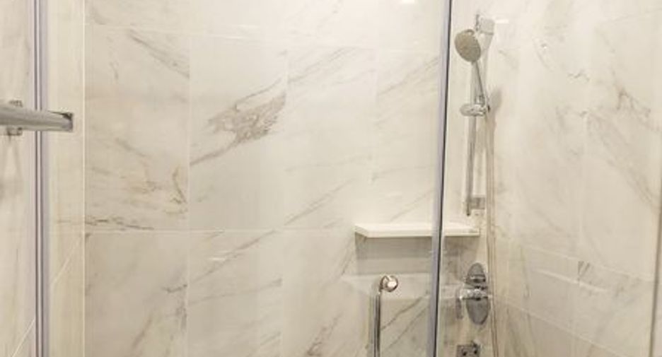 For rent 2 bedrooms condo in Khlong San, Bangkok