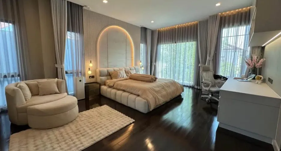 For rent 5 bedrooms house in Lat Krabang, Bangkok