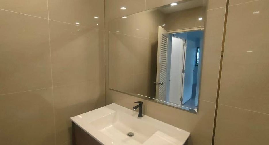 For rent 2 bedrooms condo in Pathum Wan, Bangkok
