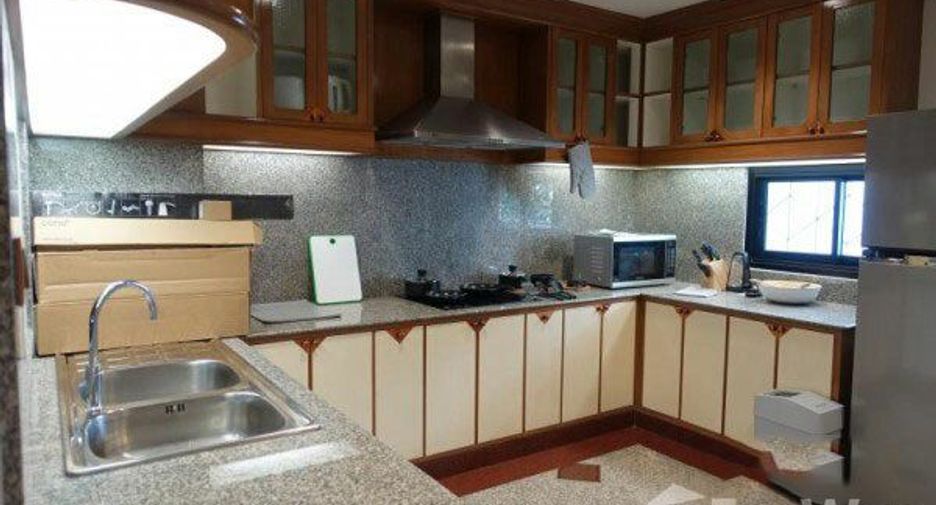 For rent 3 bedrooms condo in Pathum Wan, Bangkok