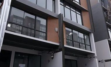 Reihenhaus zur Miete mit 4 Zimmer in Phra Khanong, Bangkok
