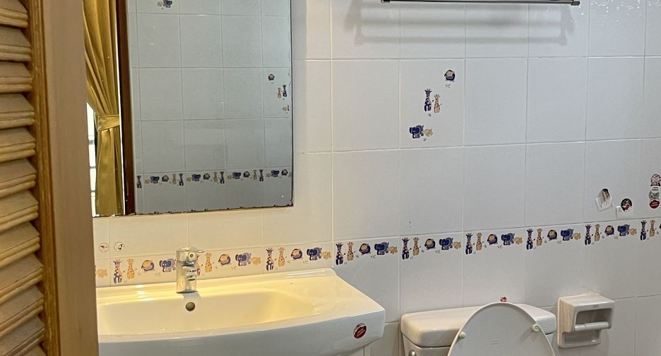 For rent 3 bedrooms condo in Watthana, Bangkok