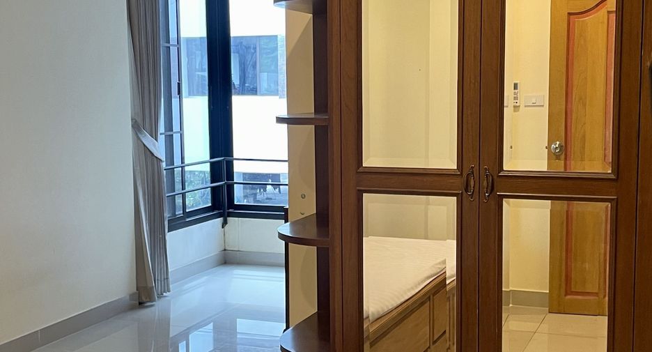 For rent 3 bedrooms condo in Watthana, Bangkok