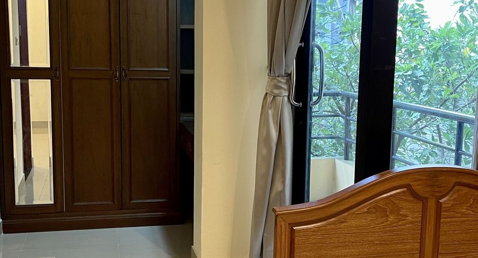 For rent 3 bedrooms condo in Watthana, Bangkok
