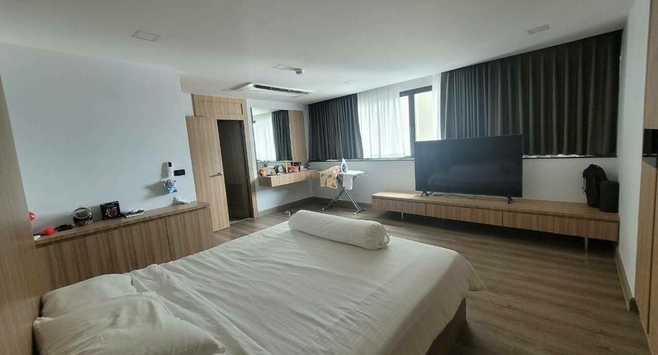 For rent 3 bedrooms condo in Khlong Toei, Bangkok