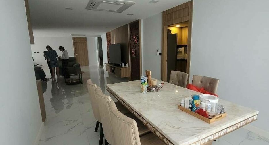 For rent 3 bedrooms condo in Khlong Toei, Bangkok