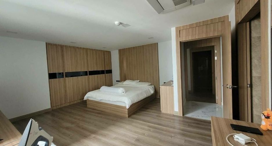 For rent 3 bedrooms condo in Khlong Toei, Bangkok