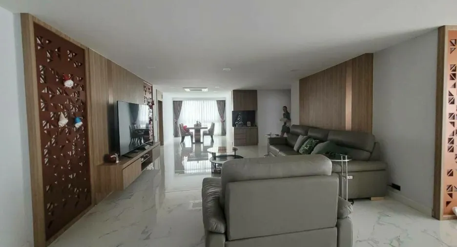 For rent 3 bedrooms condo in Khlong Toei, Bangkok