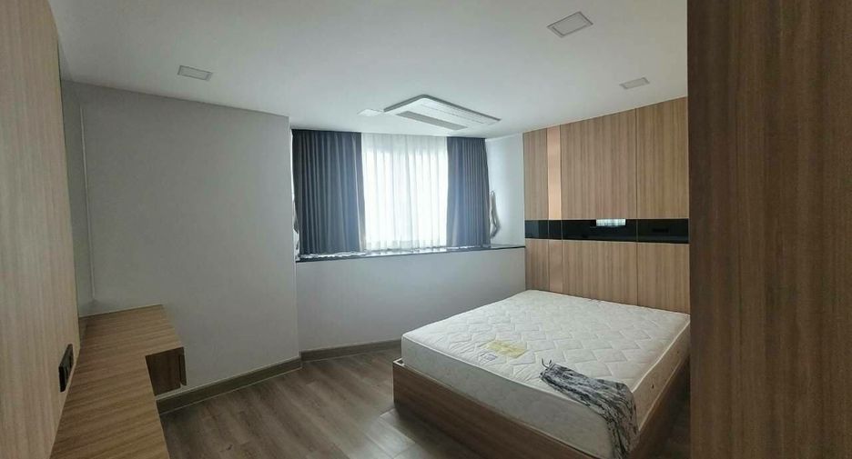 For rent 3 bedrooms condo in Khlong Toei, Bangkok
