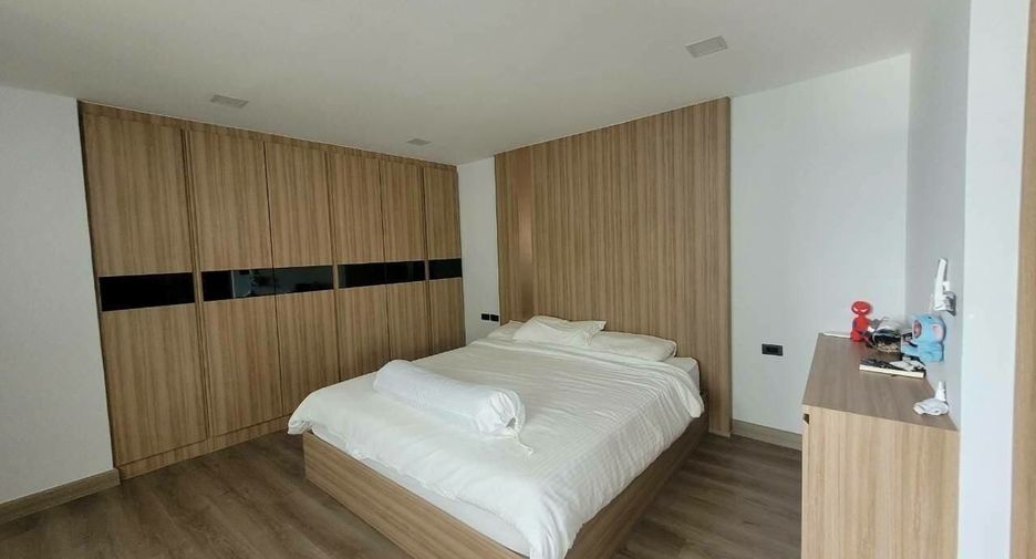 For rent 3 bedrooms condo in Khlong Toei, Bangkok