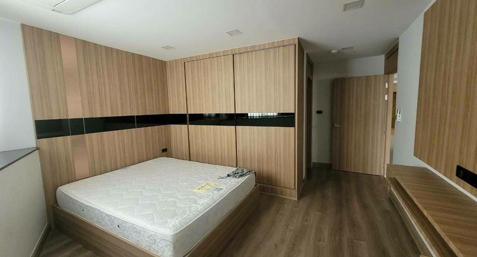 For rent 3 bedrooms condo in Khlong Toei, Bangkok