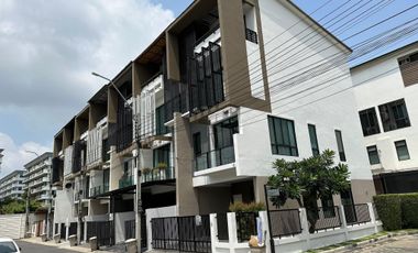 出租 3 卧室 联排别墅 在 Khlong Toei, 曼谷