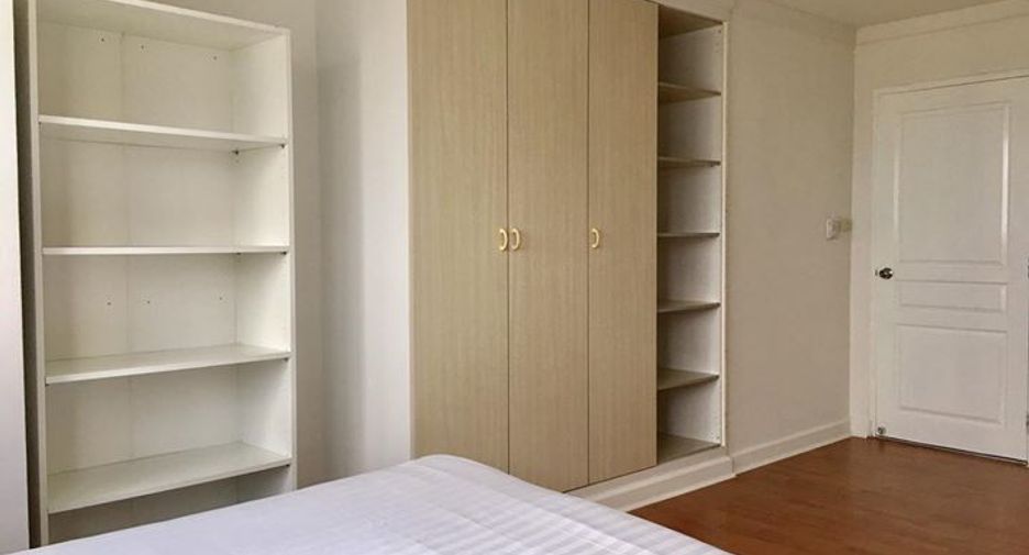 For rent 3 bedrooms condo in Khlong Toei, Bangkok
