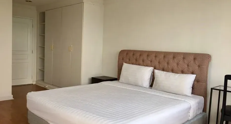 For rent 3 bedrooms condo in Khlong Toei, Bangkok