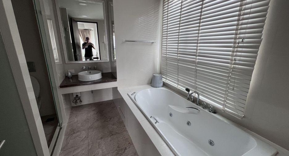 For rent 4 bedrooms condo in Watthana, Bangkok