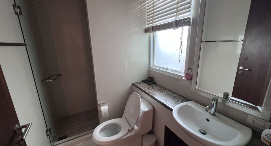 For rent 4 bedrooms condo in Watthana, Bangkok
