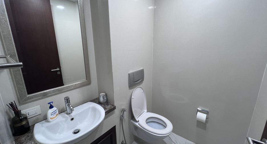 For rent 4 bedrooms condo in Watthana, Bangkok