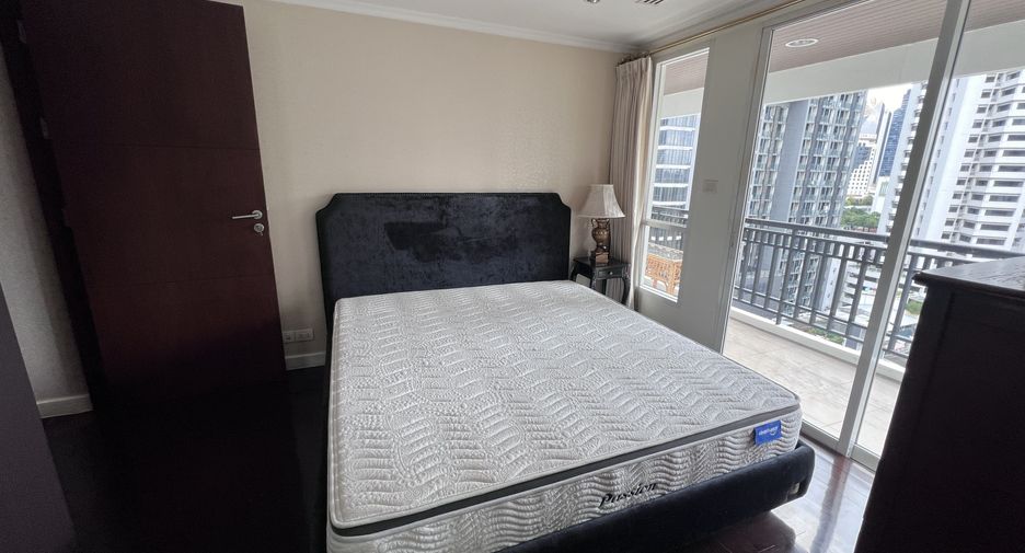 For rent 4 bedrooms condo in Watthana, Bangkok