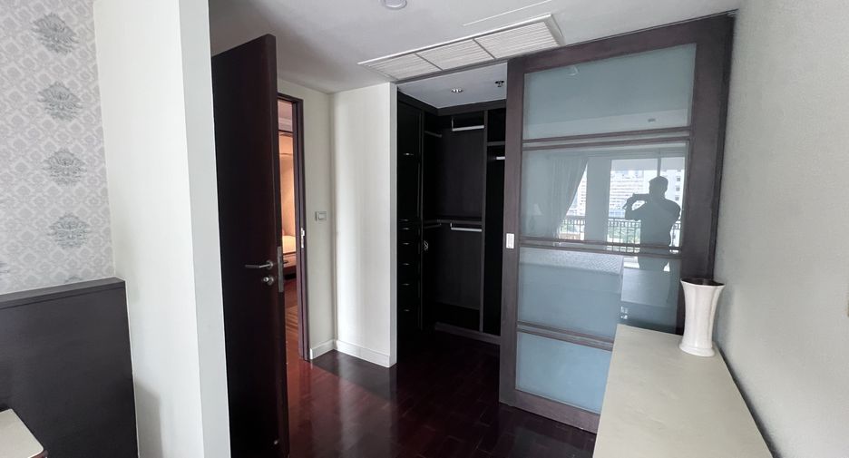 For rent 4 bedrooms condo in Watthana, Bangkok