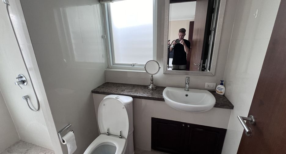For rent 4 bedrooms condo in Watthana, Bangkok