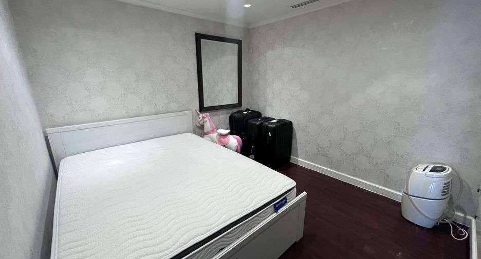 For rent 4 bedrooms condo in Watthana, Bangkok