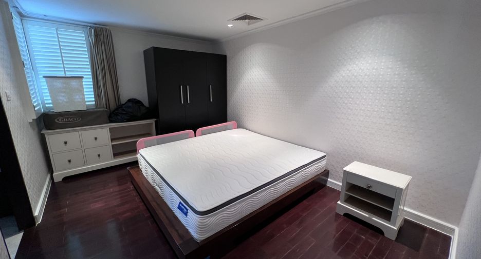 For rent 4 bedrooms condo in Watthana, Bangkok