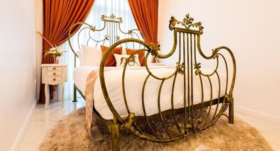 For rent 4 bedrooms townhouse in Lat Phrao, Bangkok