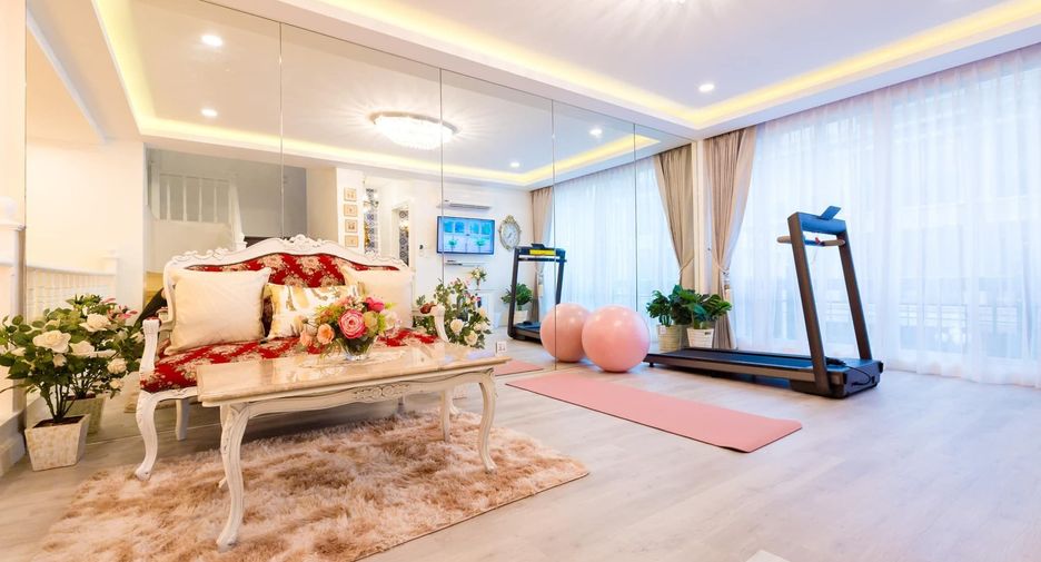 For rent 4 bedrooms townhouse in Lat Phrao, Bangkok
