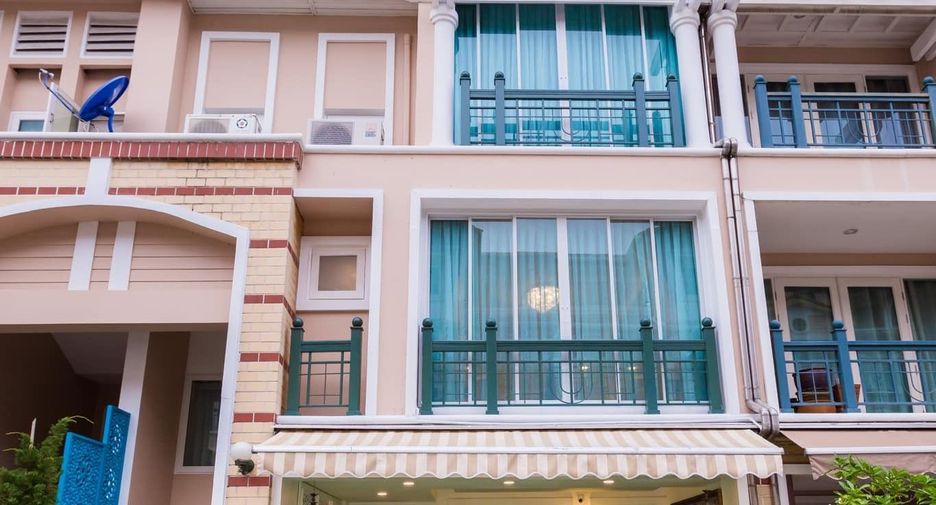 For rent 4 bedrooms townhouse in Lat Phrao, Bangkok