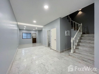 Casa adosada en alquiler de 5 habitaciones en Watthana, Bangkok