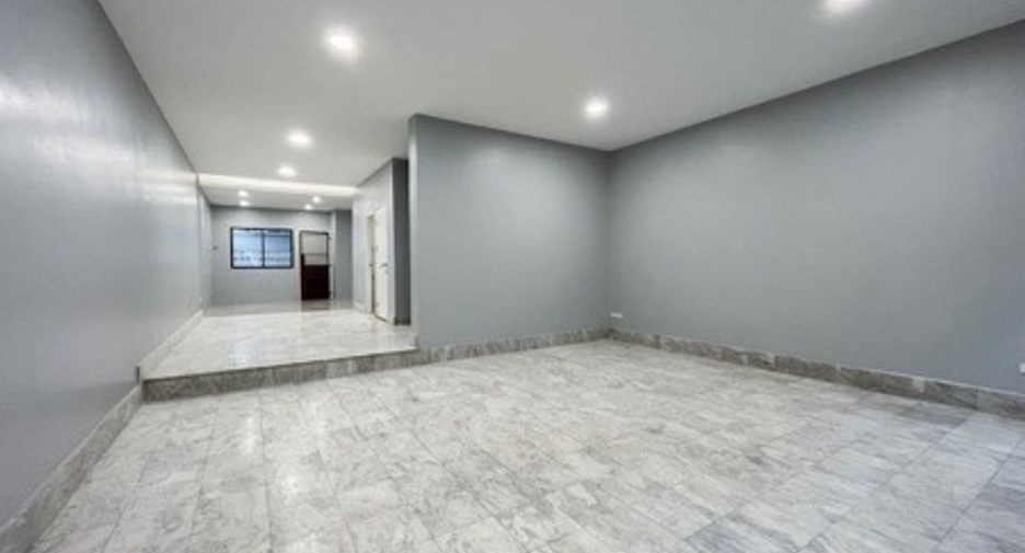 Reihenhaus zur Miete mit 5 Zimmer in Watthana, Bangkok