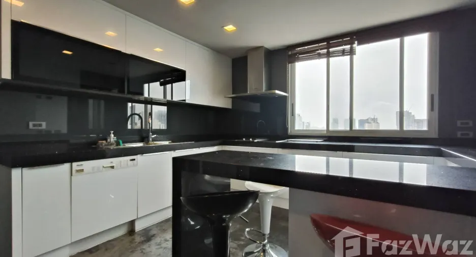 Condo en alquiler de 4 habitaciones en Watthana, Bangkok