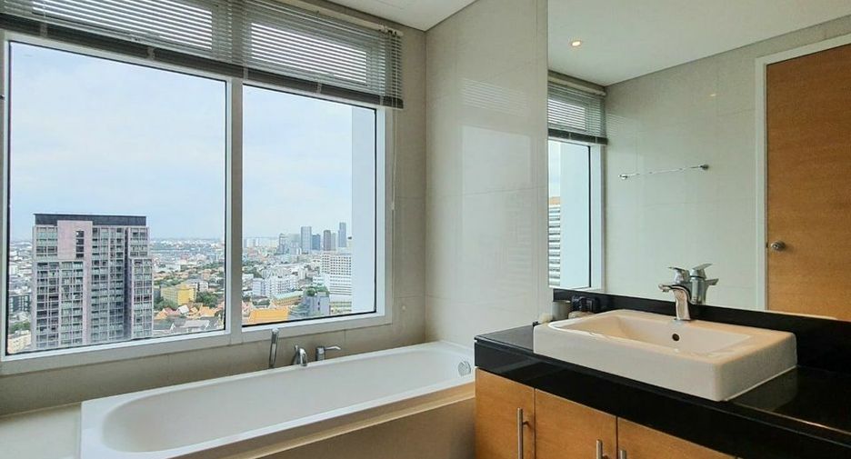 For rent 2 bedrooms condo in Khlong Toei, Bangkok