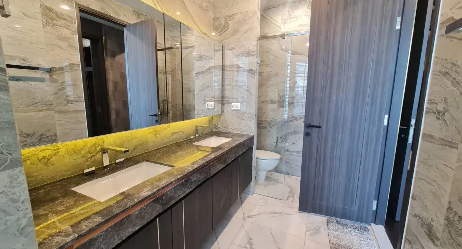 For rent 3 bedrooms condo in Khlong Toei, Bangkok