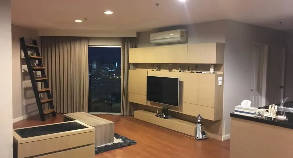 Condo en alquiler de 2 habitaciones en Huai Khwang, Bangkok