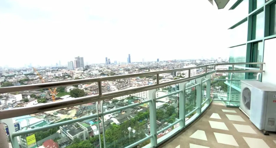 Condo en alquiler de 3 habitaciones en Bang Kho Laem, Bangkok