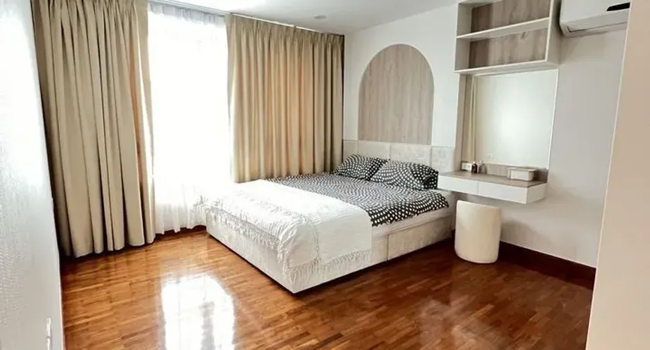 For rent 2 bedrooms condo in Yan Nawa, Bangkok