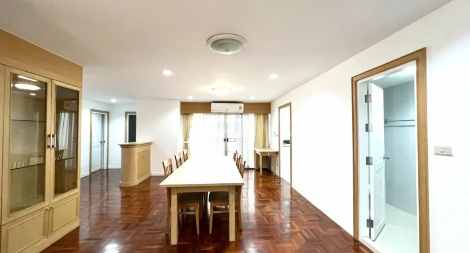 Condo en alquiler de 3 habitaciones en Watthana, Bangkok