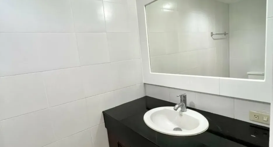 Condo en alquiler de 3 habitaciones en Watthana, Bangkok