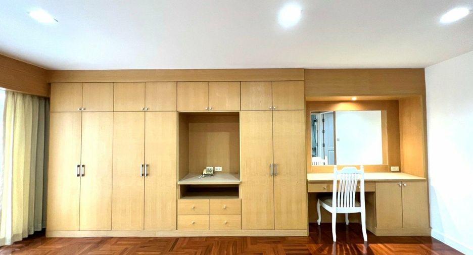 Condo en alquiler de 3 habitaciones en Watthana, Bangkok