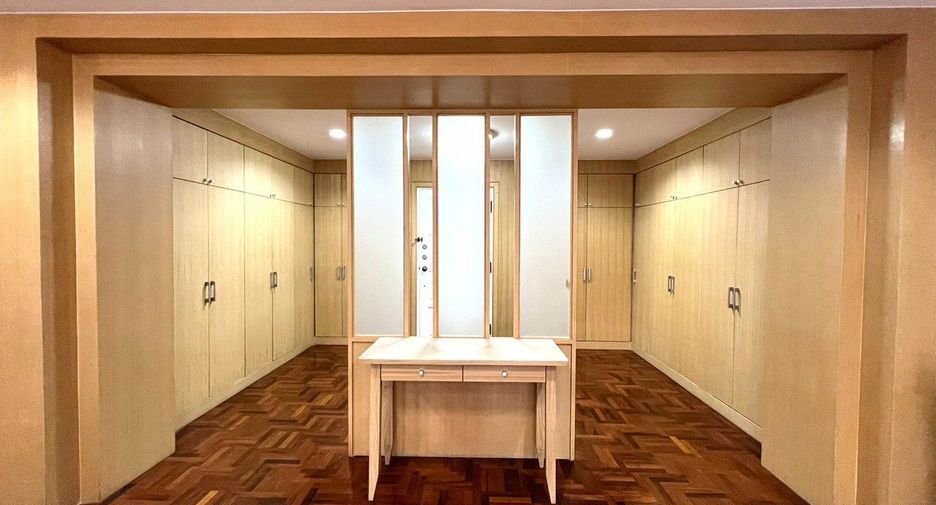 Condo en alquiler de 3 habitaciones en Watthana, Bangkok