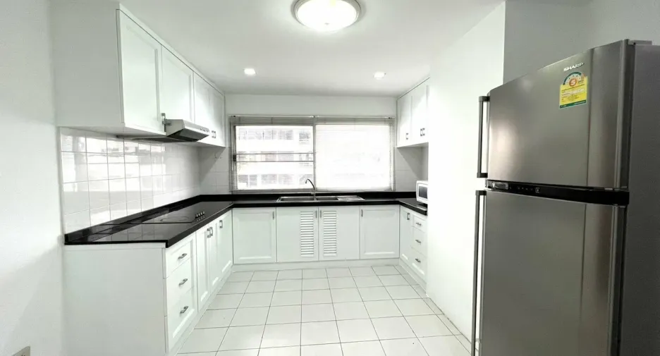 Condo en alquiler de 3 habitaciones en Watthana, Bangkok