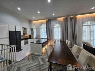 For rent 5 bedrooms townhouse in Yan Nawa, Bangkok