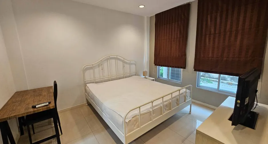 À louer 5 chambres maison de ville à Yan Nawa, Bangkok
